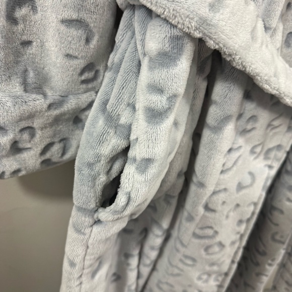 Soma Plush Blue/Gray Embossed Leopard Print Robe Belted Lounge Cozy Size L/XL - Picture 4 of 10